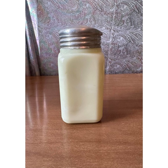 Vintage McKee custard/uranium glass shaker with metal lid - Picture 10 of 10